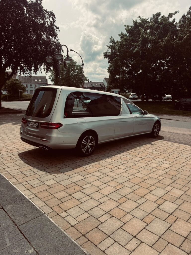 Heckansicht des silbernen Mercedes E-Klasse Bestattungswagens des Bestattungshauses Schweitzer Saarlouis